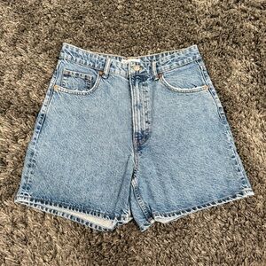 Zara High Waisted Mom Jean Shorts in Blue, Size US 8